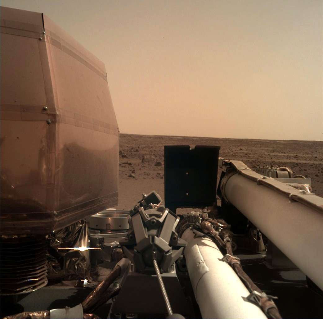 Космический аппарат InSight для изучения Марса успешно приземлился на планету Космический аппарат InSight для изучения Марса успешно приземлился на планету