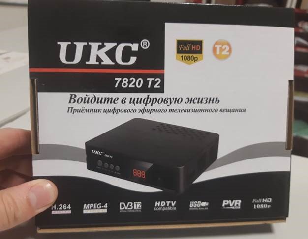 через фейковые сайты и фейковые страницы в социальных сетях