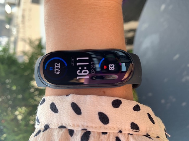 Обзор фитнес-браслета Mi Smart Band 6: полноэкранный AMOLED-дисплей и 130 новых циферблатов 