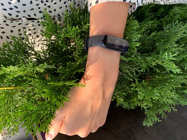 Обзор фитнес-браслета Mi Smart Band 6: полноэкранный AMOLED-дисплей и 130 новых циферблатов 