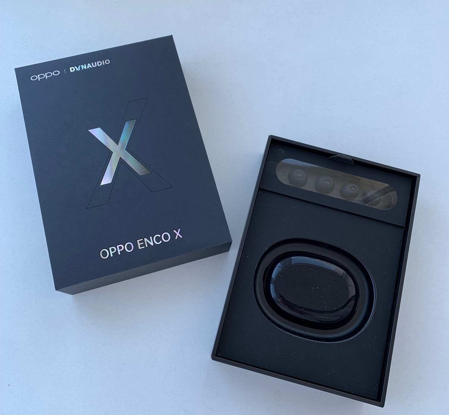 Обзор наушников OPPO Enco Х: удобный форм-фактор и комфортная посадка в ухе