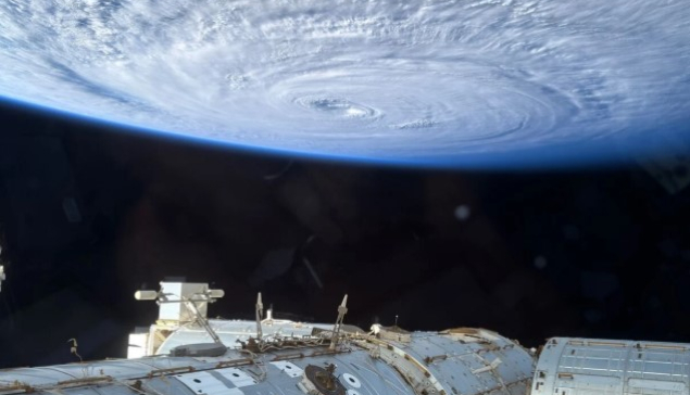 Океанський супертайфун з орбіти: астронавт NASA зробив вражаючий знімок з вікна МКС на свій iPhone