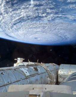 Океанський супертайфун з орбіти: астронавт NASA зробив вражаючий знімок з вікна МКС на свій iPhone